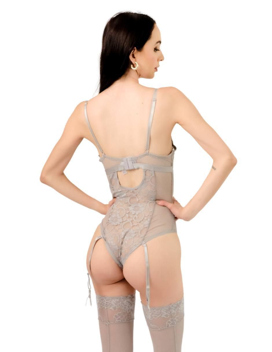 Set bra-panty-liguero de encaje 2