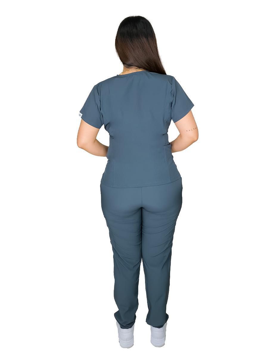 Pijama quirúrgica estilo relajado para mujer 3