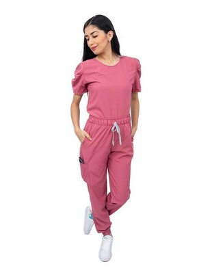 Uniforme estilo relajado para mujer