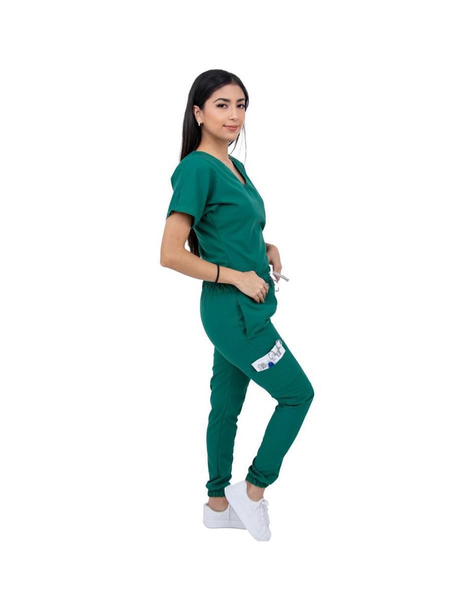 Uniforme estilo relajado para mujer 2
