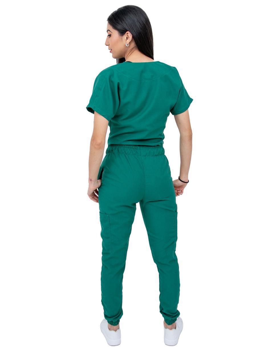 Uniforme estilo relajado para mujer 3
