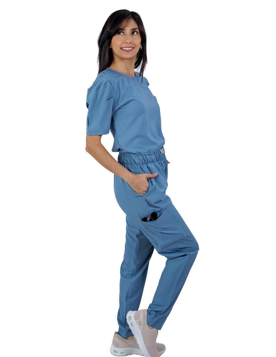Uniforme estilo relajado para mujer 3