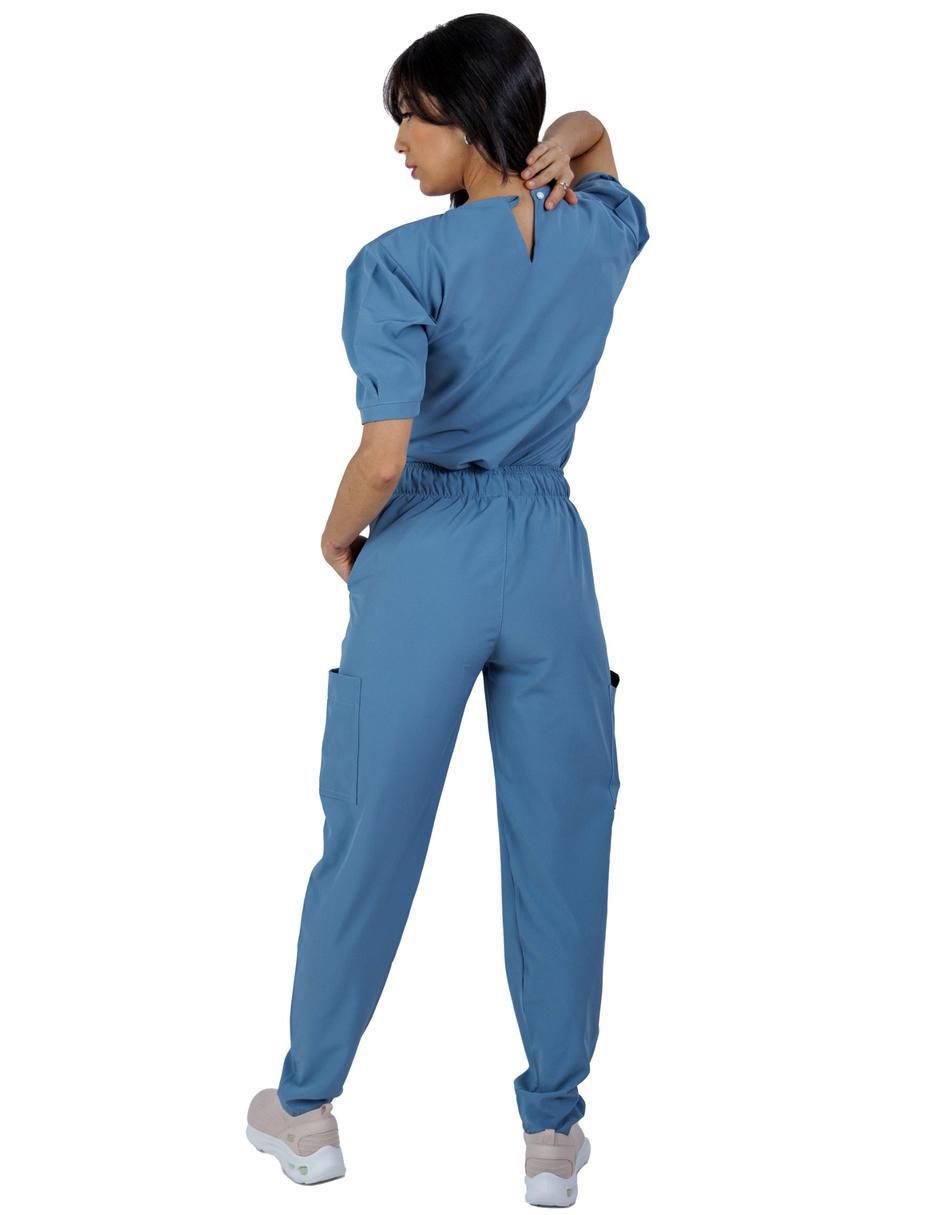 Uniforme estilo relajado para mujer 4