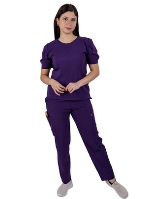 Uniforme estilo relajado para mujer
