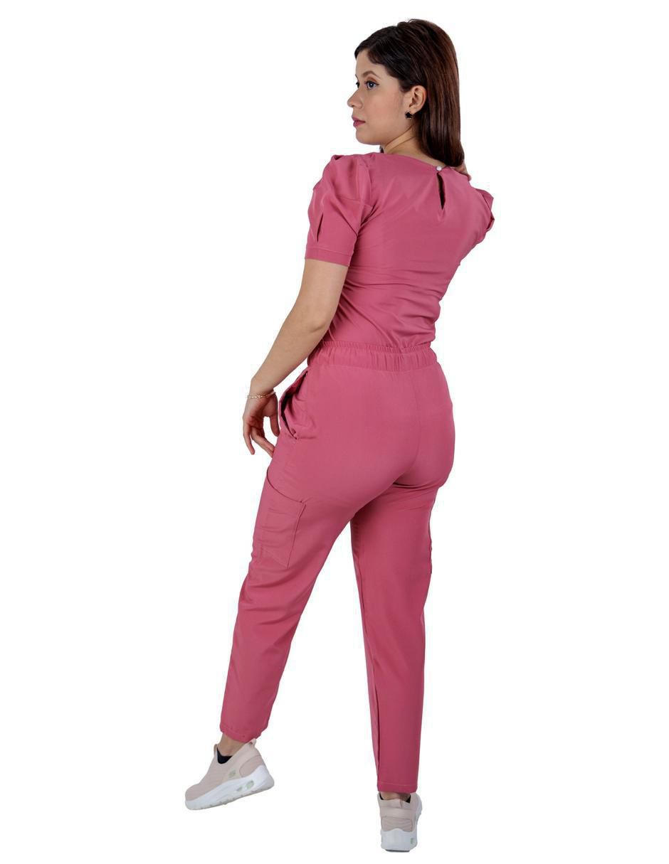 Pijama quirúrgica estilo relajado para mujer 3