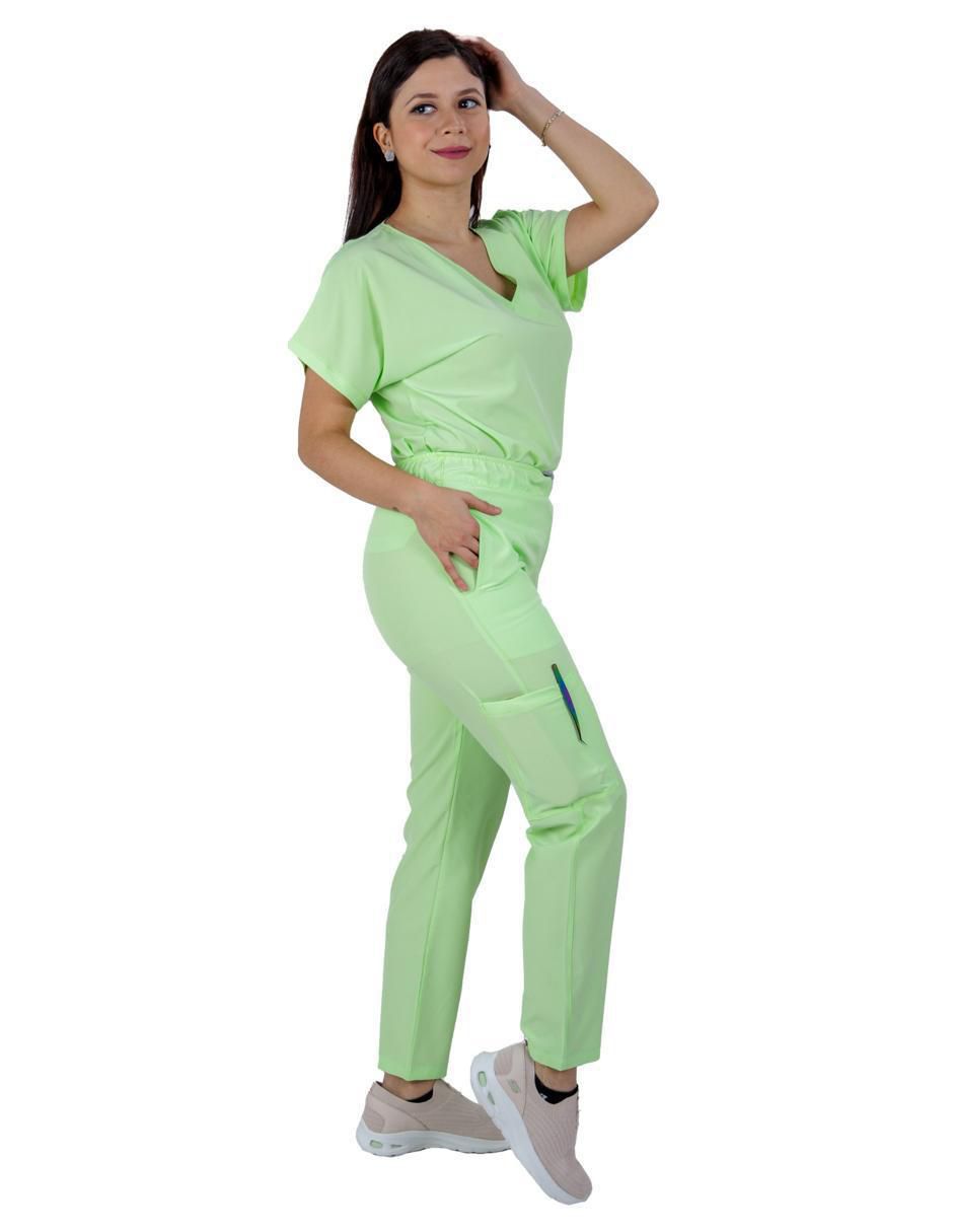 Pijama quirúrgica estilo relajado para mujer 2
