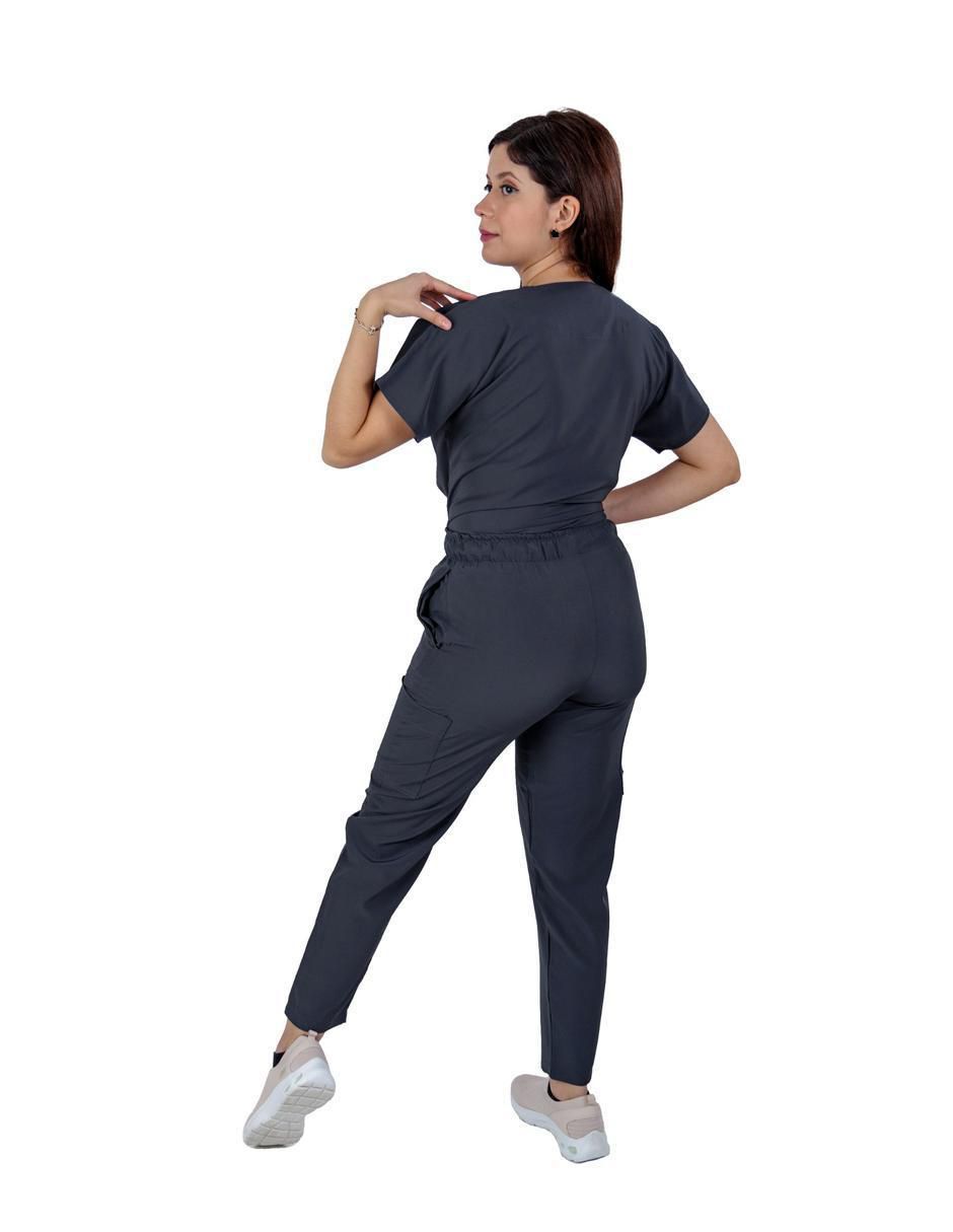 Pijama quirúrgica estilo relajado para mujer 3