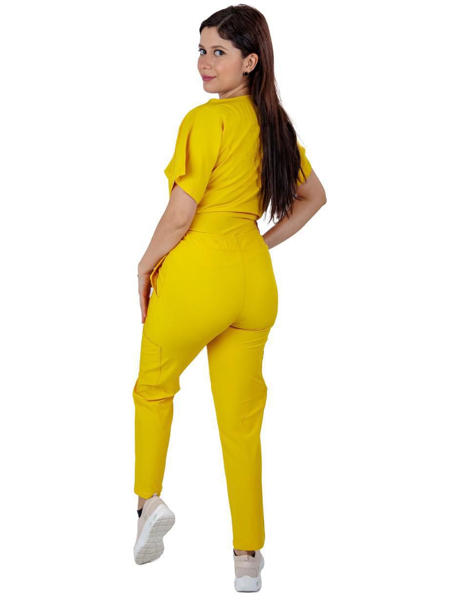 Pijama quirúrgica estilo relajado para mujer 3