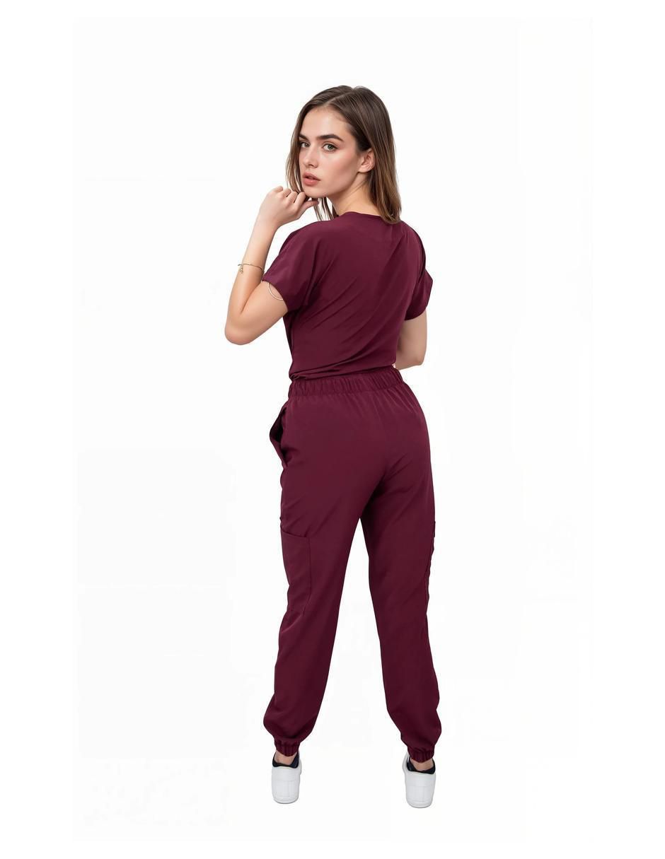Uniforme estilo relajado para mujer 4