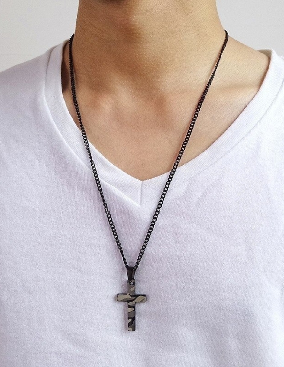 Collar con dije de cruz Chulada Black de acero inoxidable