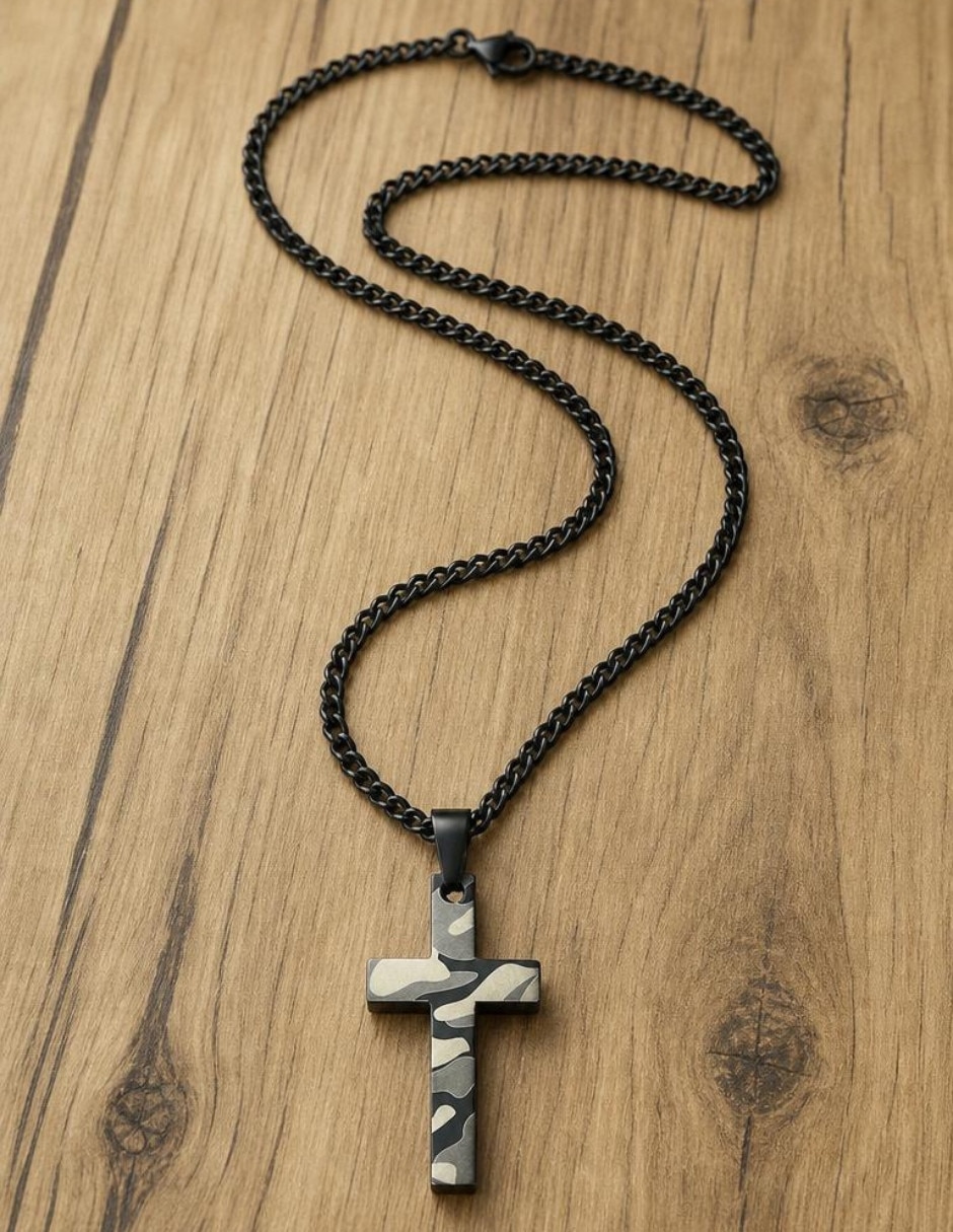 Collar con dije de cruz Chulada Black de acero inoxidable