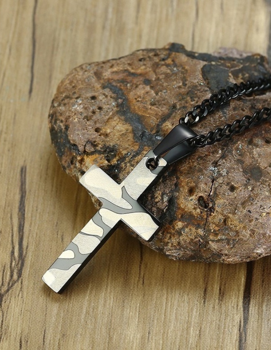 Collar con dije de cruz Chulada Black de acero inoxidable
