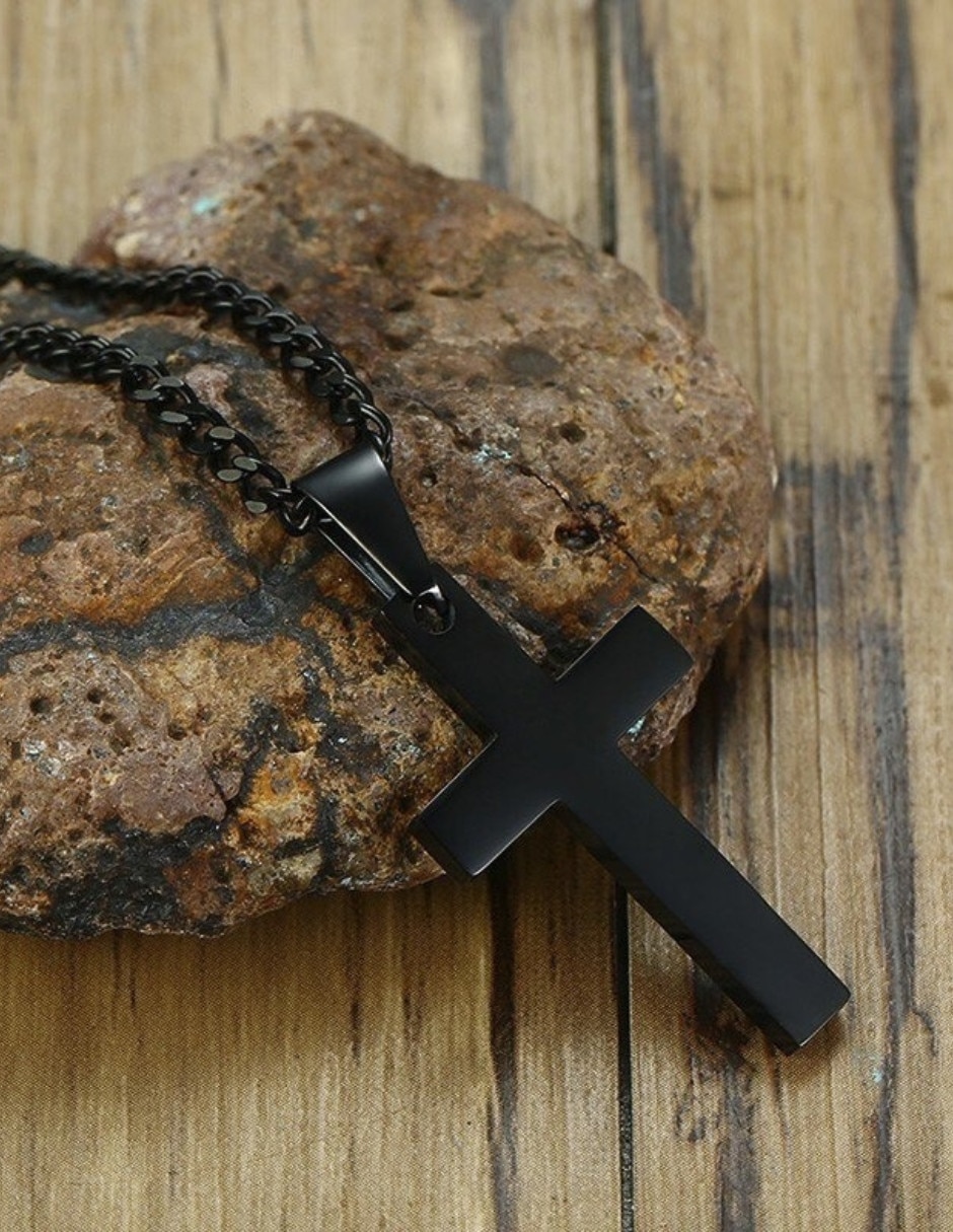 Collar con dije de cruz Chulada Black de acero inoxidable